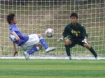 ボールをキャッチする帝人GK1番