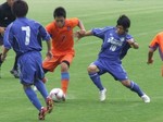 中盤での両ボランチの競り合い