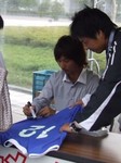 サイン会でサインするDF麦田