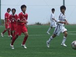 ボールを追う両チームの選手たち