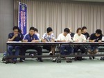質問/意見用紙に記入する参加者たち