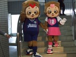 階段を下りて登場