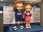 手をつないだヴォルタくんとティスちゃん