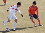 ドリブルで攻め込む岐阜のMF丹羽