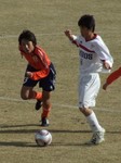 ボールを奪いに行く愛媛のMF村上雄