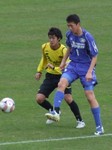 相手と競り合うFW西岡田