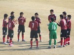 円陣で手拍子してチャントを歌う札幌