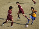 ドリブルする仙台MF青沼