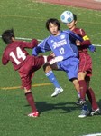 相手と競り合うFW宮井