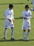 決勝ゴールの熊本MF13番(右)