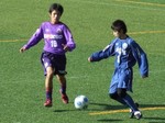 プレスを掛ける広島のMF10番(左)