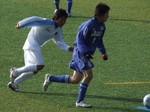 ドリブルで攻め上がるMF夏目