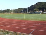 陸上競技場のピッチとバックスタンド