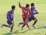 ドリブルで競り合う熊本の7番