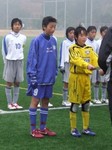 表彰状を受け取るGK小畑