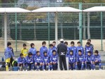選手たちを集めて指示する田村監督