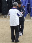 表彰状を受け取る愛媛FCのキャプテン