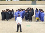 閉会のあいさつを聞く選手たち