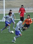 ドリブルする大分のDF古園純