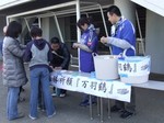 万羽鶴の折り鶴を回収中