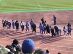 試合後、スタンドに一礼する選手とスタッフ