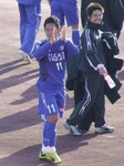 声援に応えるFW津田