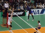 豪快なスパイクを決めるパナソニック