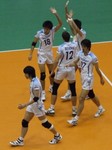 第1セットを取って喜ぶ東レの選手たち