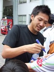ヴォルティスサポのサインの求めに応じるDF筑城