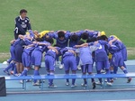 ベンチの前で円陣を組む吉野川の選手たち