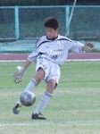 前線へパスを送るGK堀口
