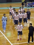応援席へ挨拶に向かう花巻の選手たち