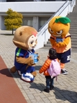 募金箱を持つヴォルタくんとオーレくん