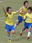 ゴールを決めて喜ぶ高松商MF橋本