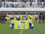 横断幕を掲げて集合写真撮影