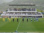 センターサークルに並んで黙祷
