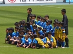 記念写真を撮影するスクール生たち