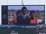 100試合出場の表彰を受けるMF六車