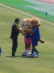 花束を受け取るMF六車
