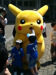 口に手を突っ込まれるピカチュウ