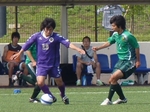 ドリブルで攻め込むFW岡