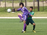 ポストプレーをこなすFW岡