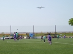 綾瀬スポーツ公園上空を飛ぶ飛行機