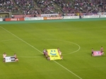 フェアプレーフラッグと両チームのフラッグ