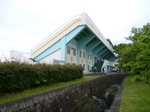 陸上競技場の前の堀と石垣