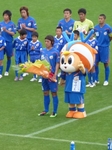 JFL100試合出場の表彰を受ける長崎FW水永