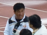 インタビューに応える長崎・佐野監督