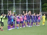 応援席へ勝利を報告する選手たち