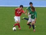 ドリブルで攻め込むエリースMF村山