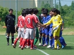 試合前の挨拶をする両チームのスタメン